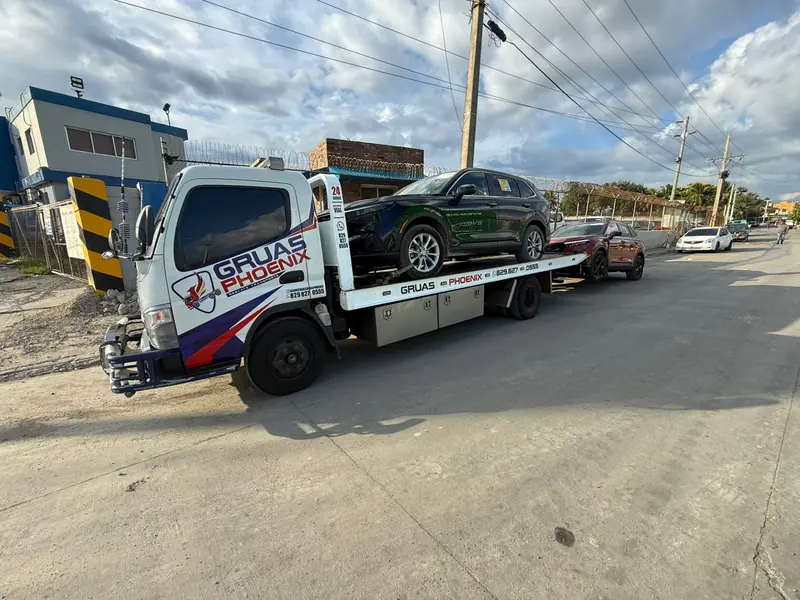 Grúa de Grúas Phoenix realizando un traslado vehicular